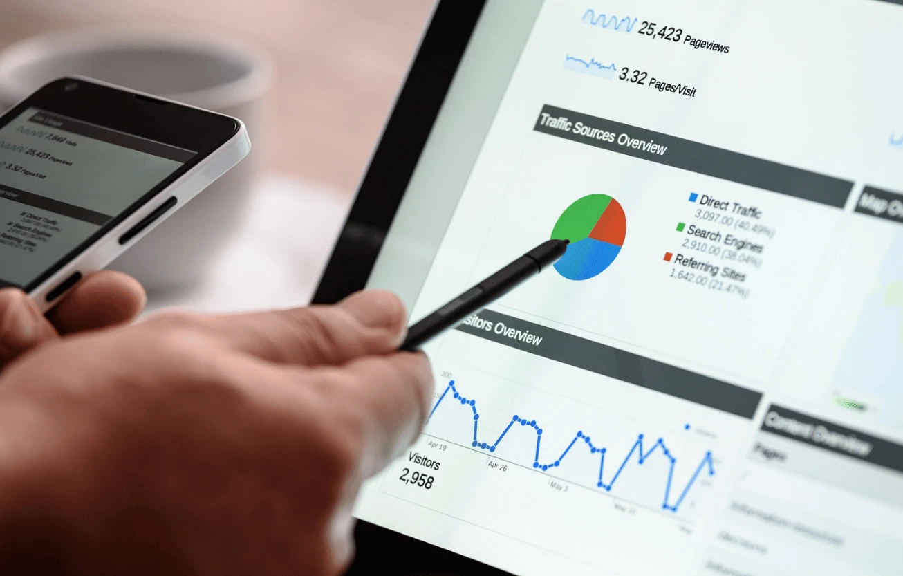 An overview of data and key figures on a tablet.